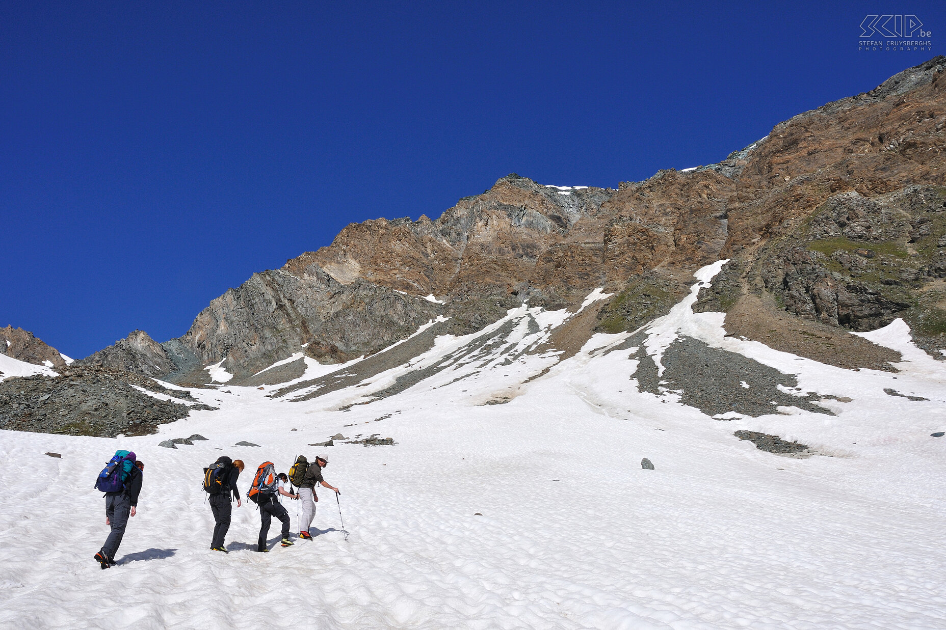 Col Lauson Op dag 3 vertrekken we vanuit Rifugio Vittorio Sella over Col Lauson naar Eaux Rousses. Er ligt echter nog heel wat sneeuw waardoor de beklimming van de Col Lauson (3296m) stevige inspanningen vraagt. Nadien volgt een ontzettend lange afdaling naar Eaux Rousses (1660m) Stefan Cruysberghs